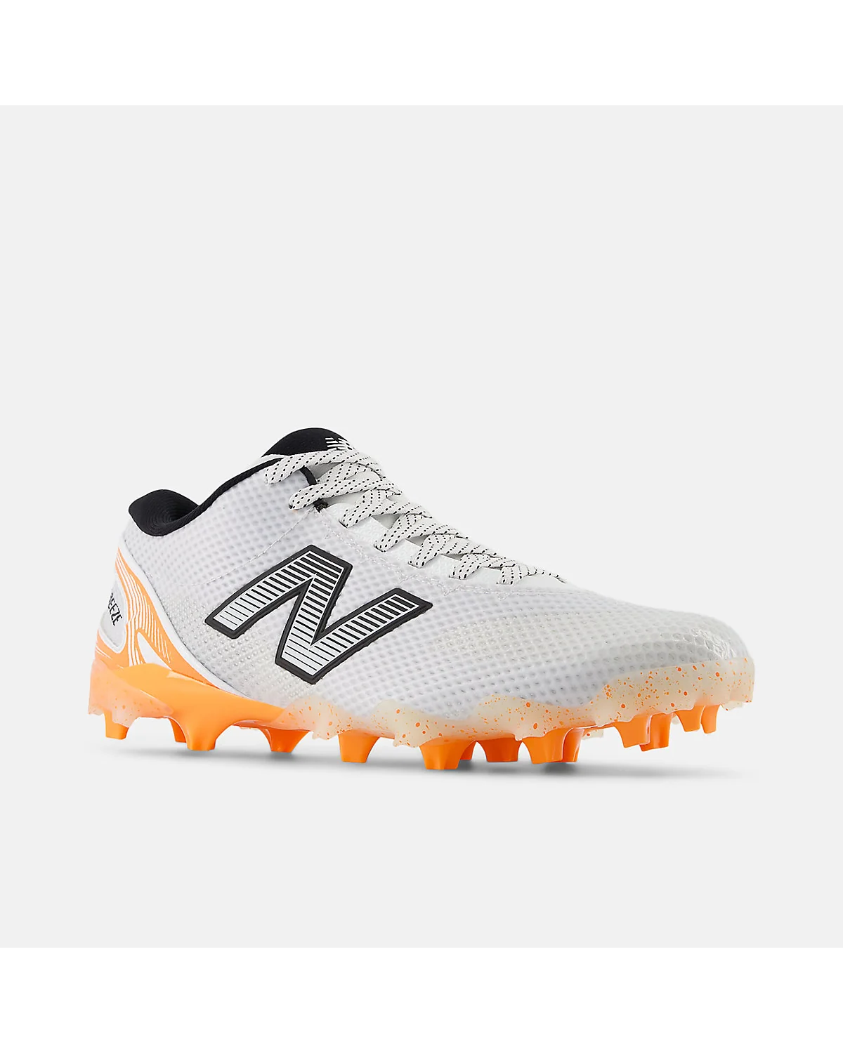 Белые кроссовки New Balance FreezeLX v5 Low, вид спереди-сбоку