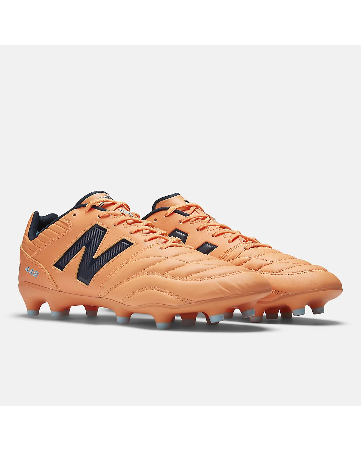 Оранжевые футбольные бутсы New Balance 442 PRO FG V2, вид сзади