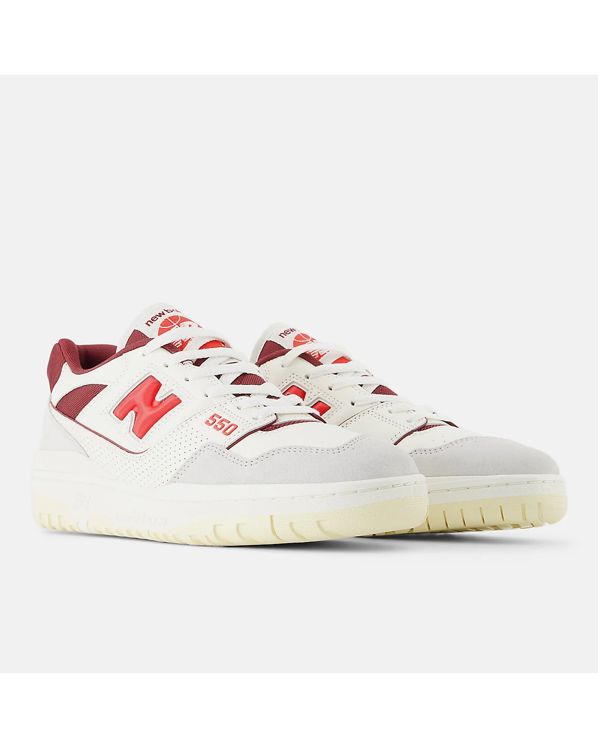 Кроссовки New Balance 550 цвета морской соли с красным логотипом, вид спереди-сбоку.