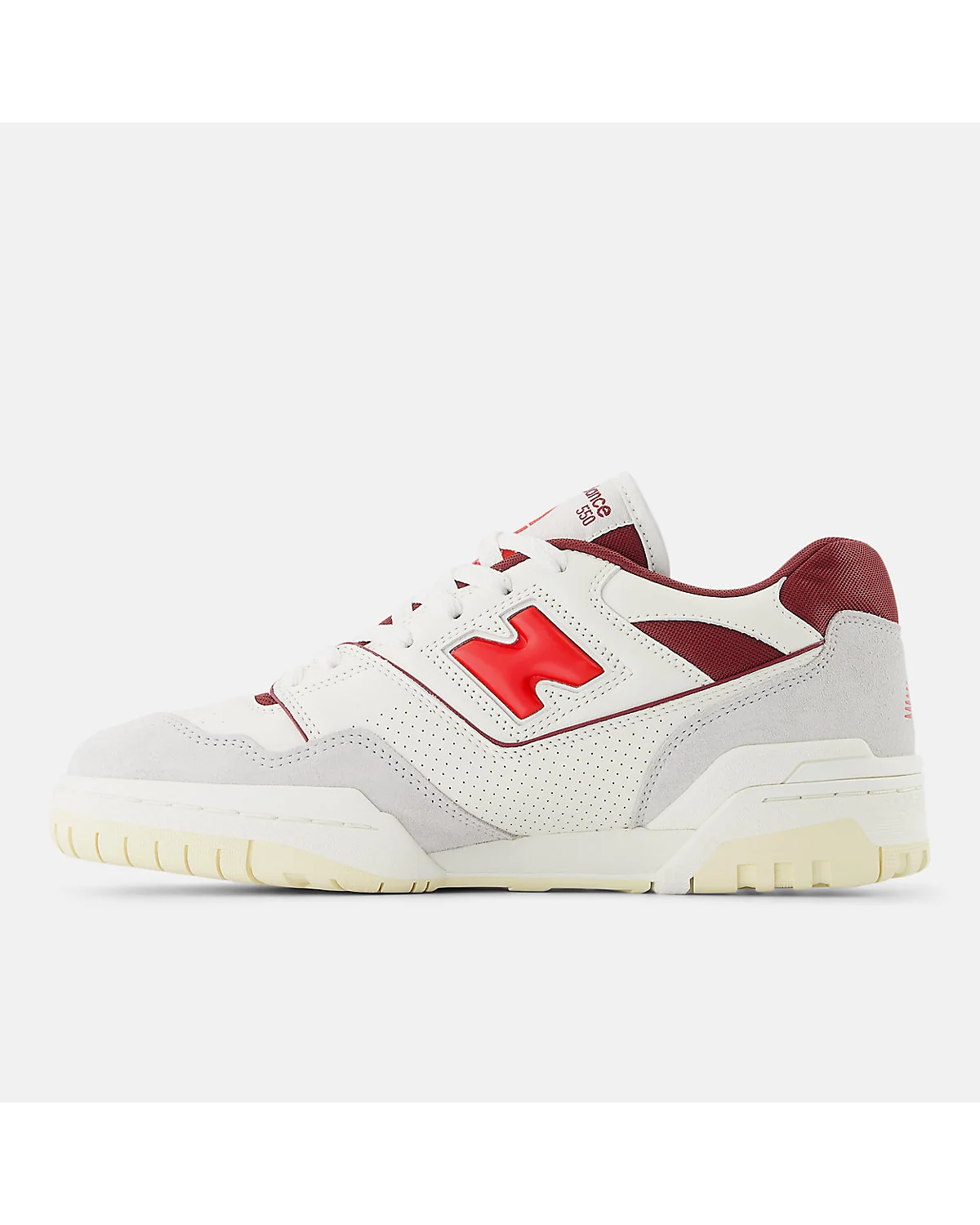 Задняя часть кроссовок New Balance 550 с марунной пяткой и кремовой подошвой.