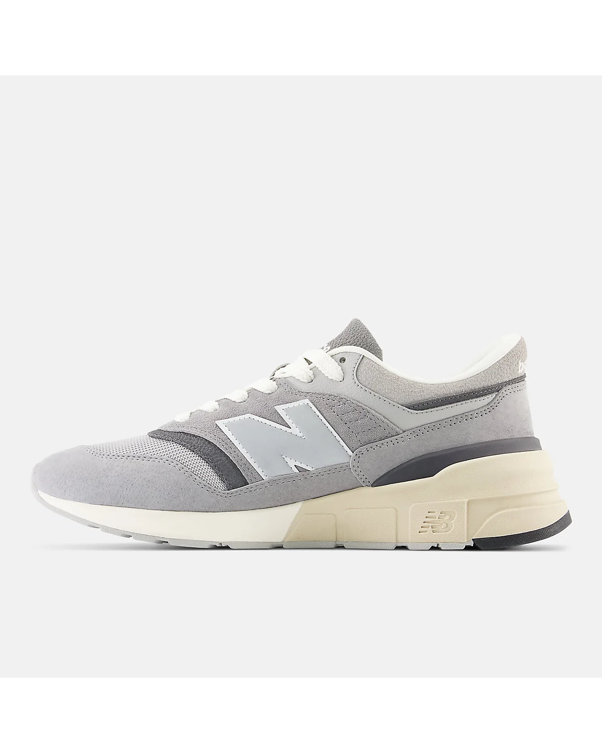 Задняя часть серых кроссовок New Balance 997R с тёмной пяткой.