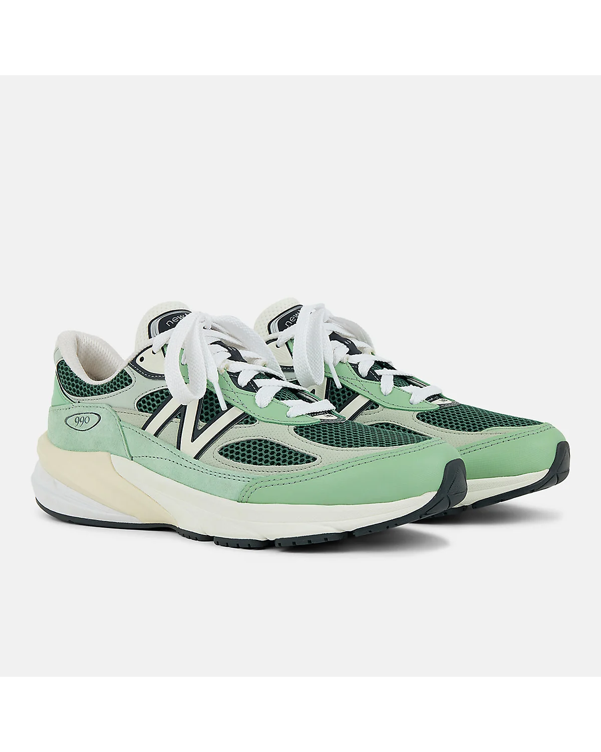 Зелёно-кремовые кроссовки New Balance 990v6 Made in USA в тоне авокадо, вид сбоку.