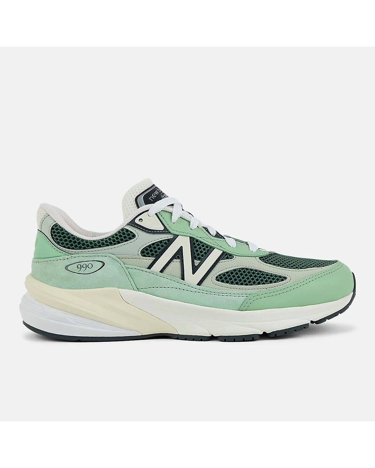 Кроссовки New Balance 990v6 с зелёными и кремовыми элементами, вид спереди.