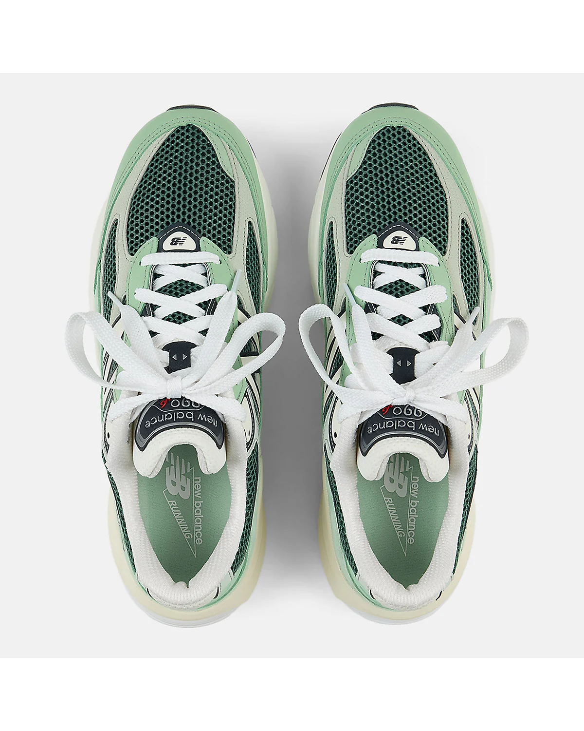 Вид сверху кроссовок New Balance 990v6 в зелёных и кремовых тонах.