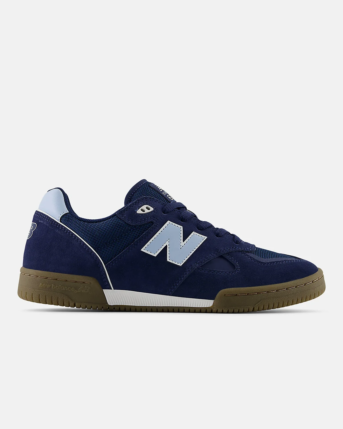 Синие кроссовки New Balance Tom Knox 600 с бежевой подошвой, вид сбоку.