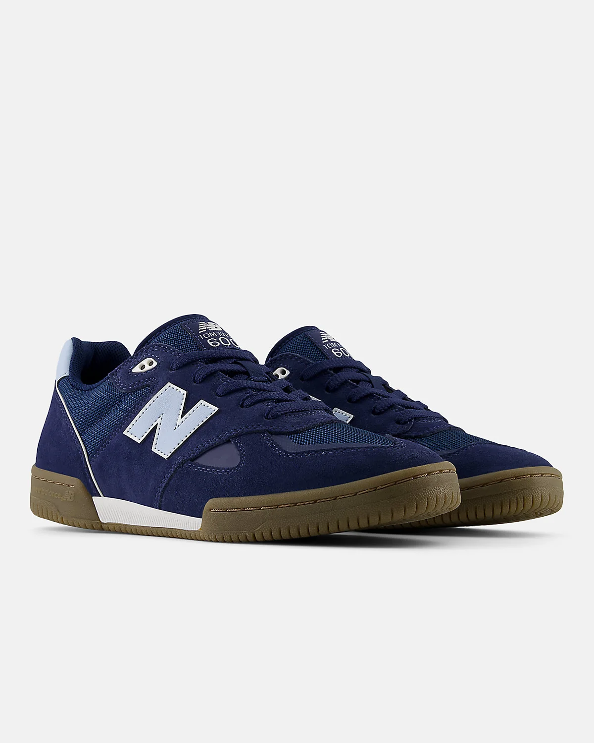 Синие кроссовки New Balance Tom Knox 600 под углом, вид трёхчетвертной.