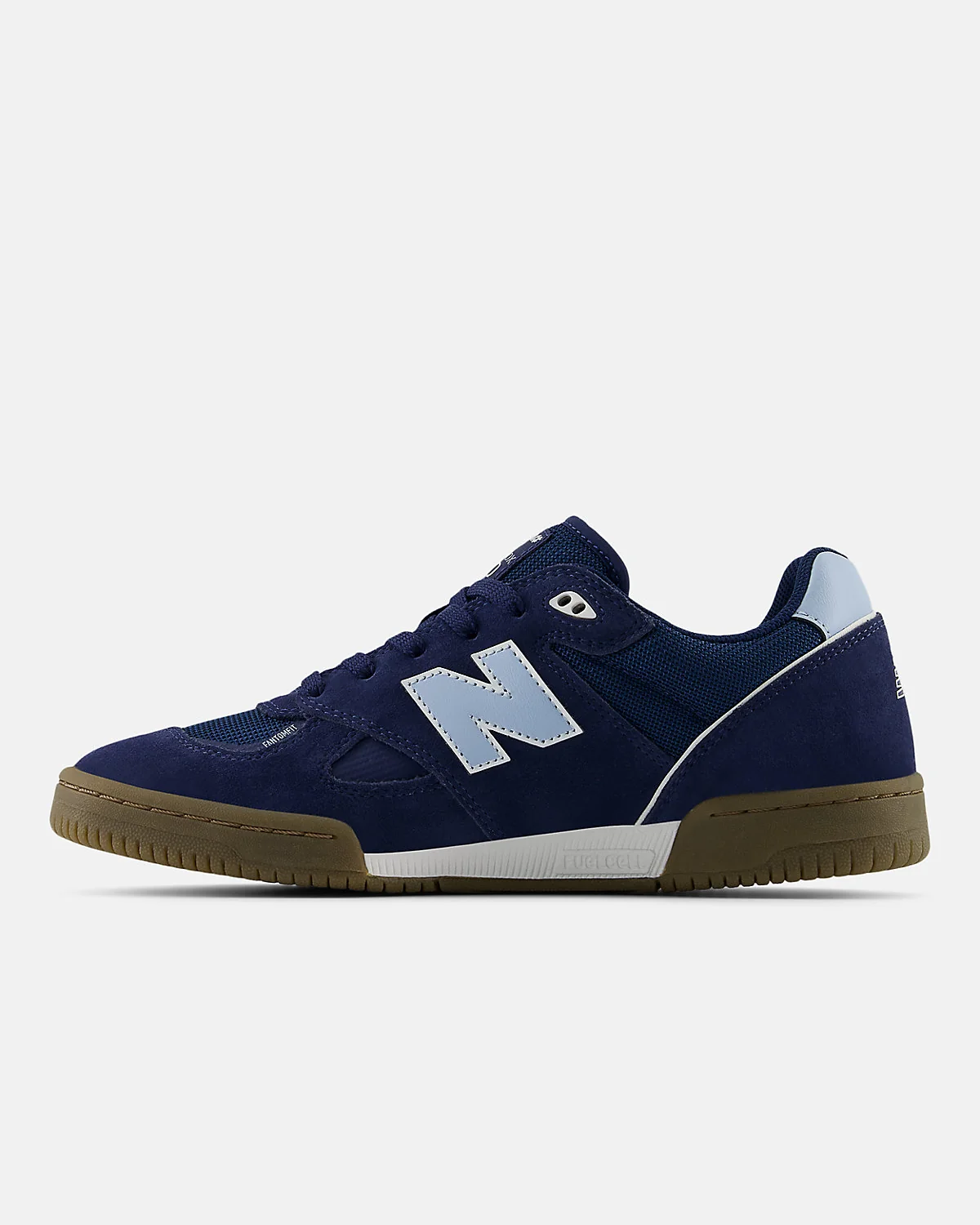 Подошва кроссовок New Balance Tom Knox 600 с бежевым цветом, вид снизу.