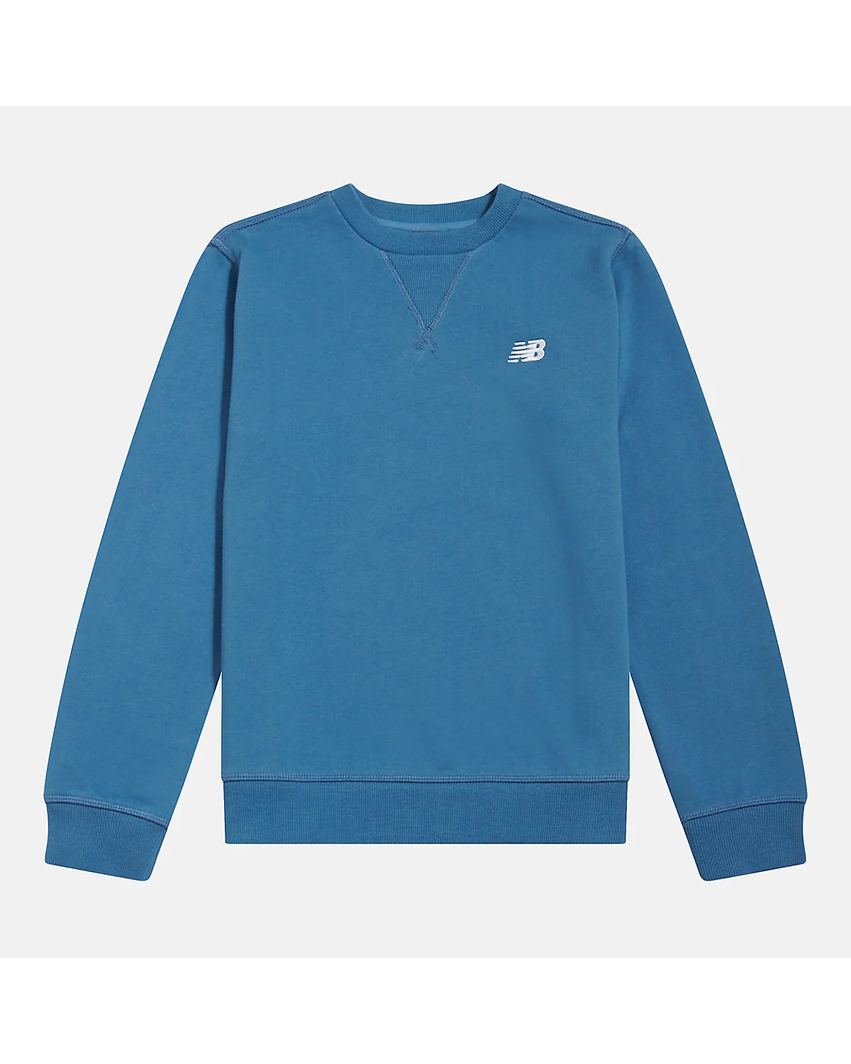 Синяя толстовка New Balance French Terry Small Logo Crew на модели.