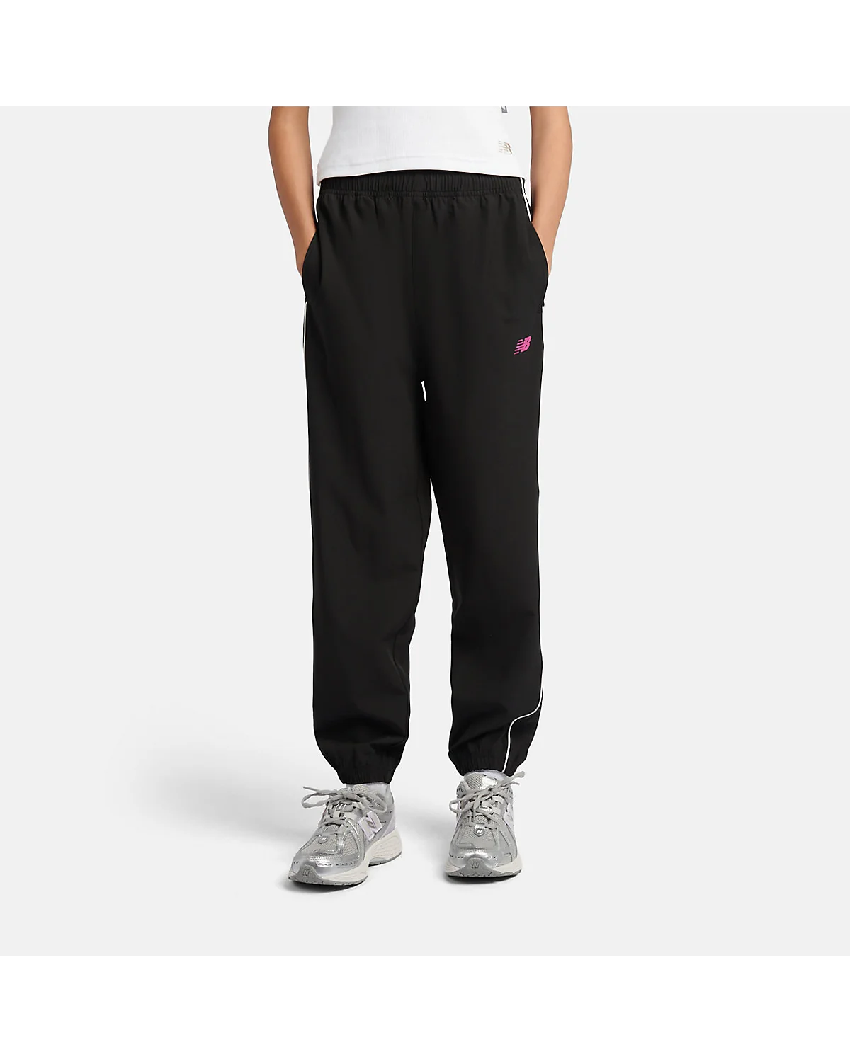 Чёрные спортивные брюки New Balance Contrast Piping Track Jogger на модели.