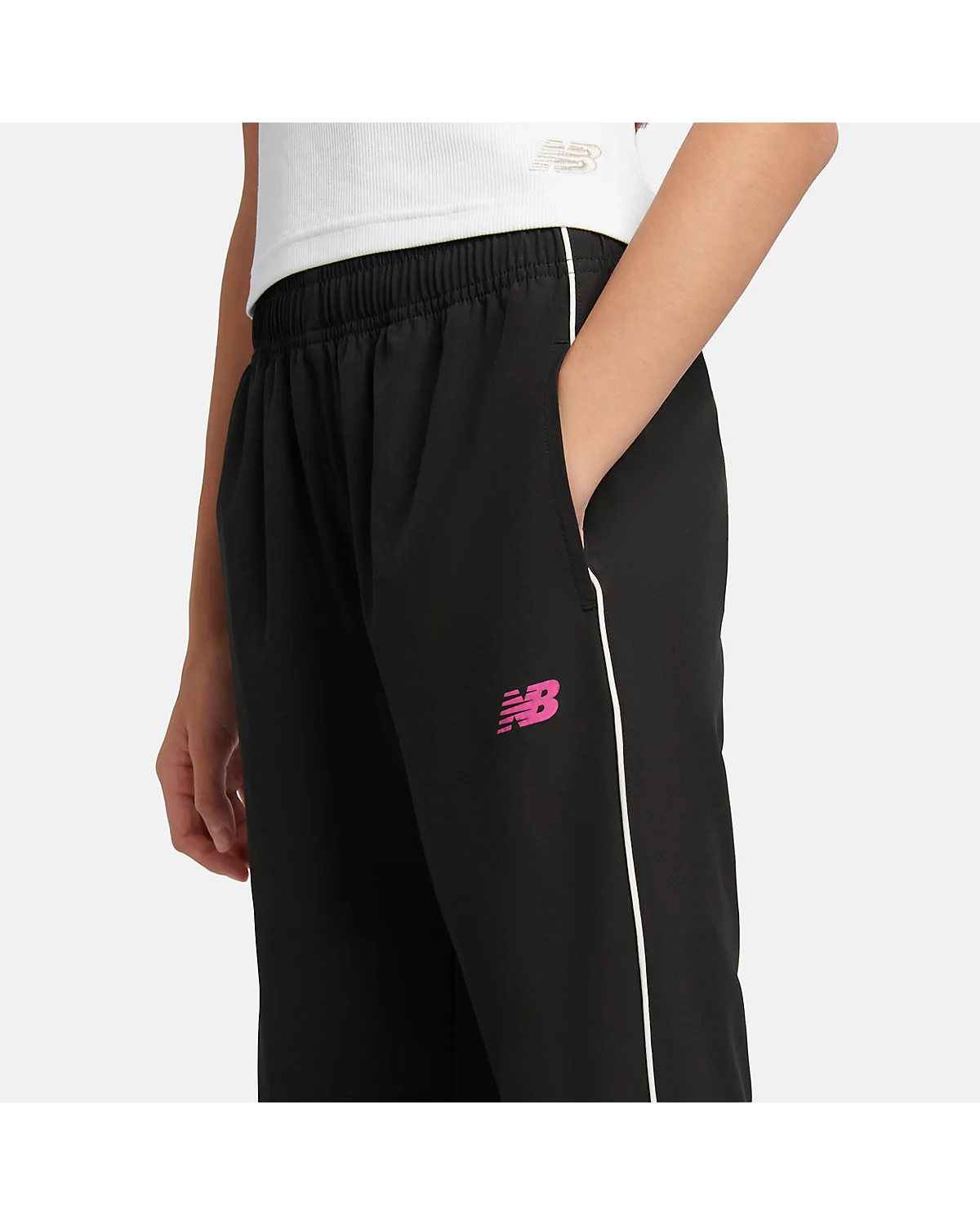 Деталь пояса и боковой полоски спортивных брюк New Balance.