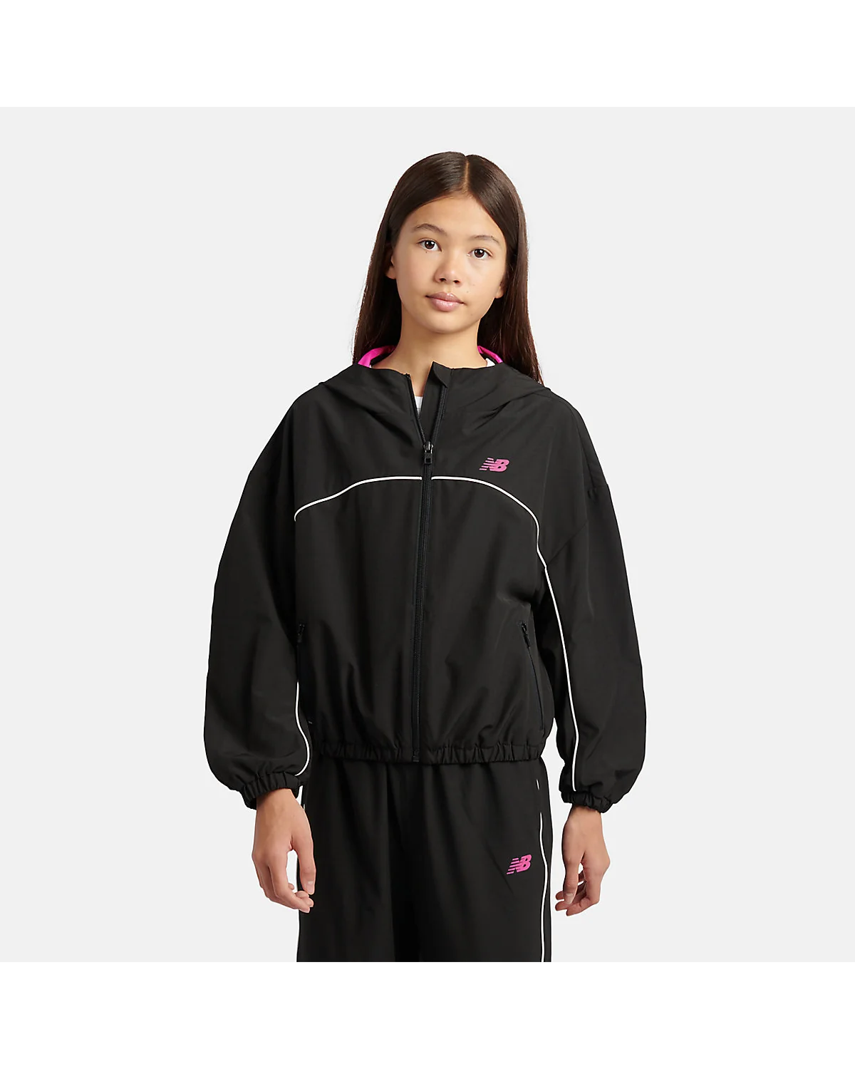 Чёрная спортивная куртка New Balance Contrast Piping Track Jacket на модели.