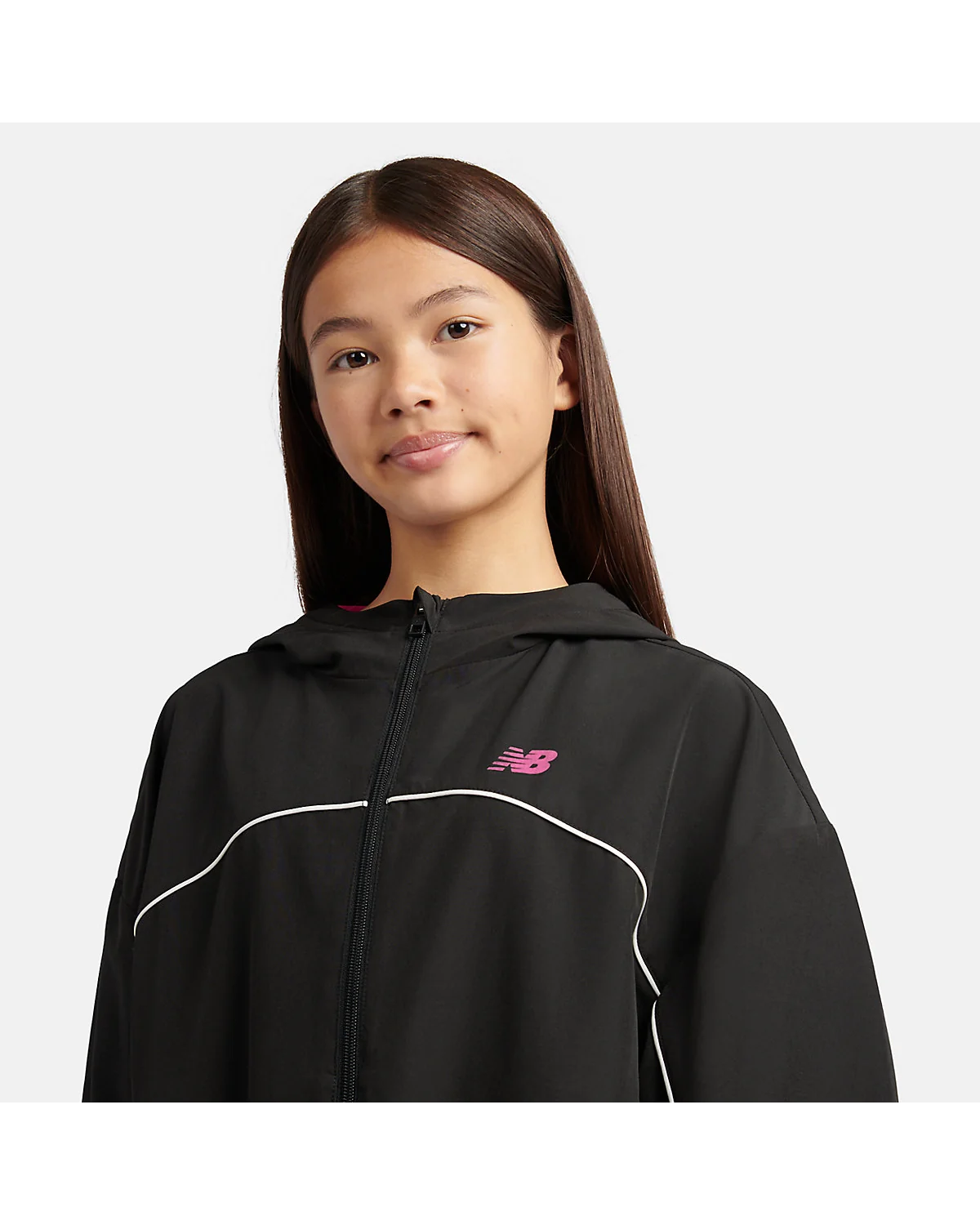 Спина чёрной спортивной куртки New Balance с логотипом.