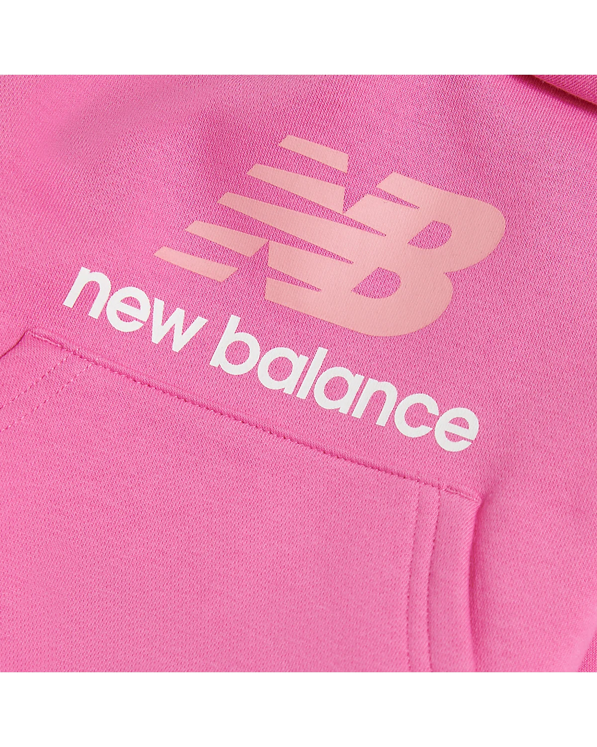 Вышитый логотип New Balance на груди розового худи.