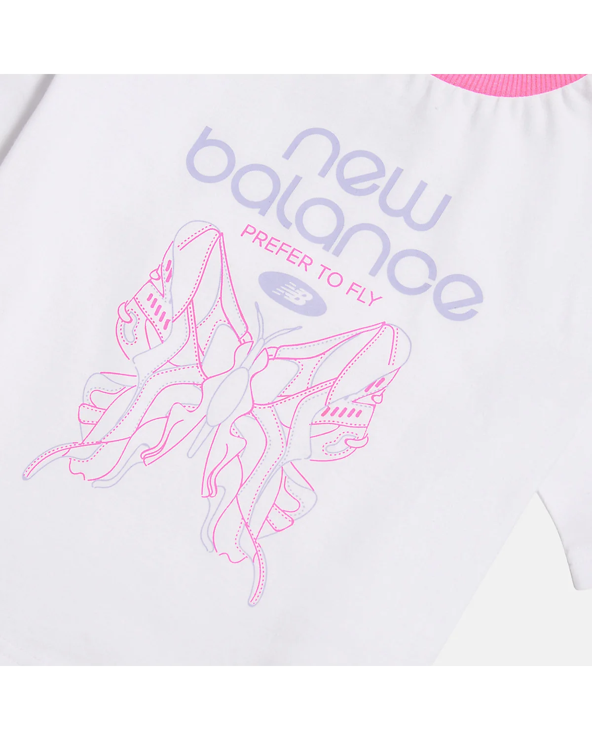 Футболка New Balance белая, крупный план принта бабочки.