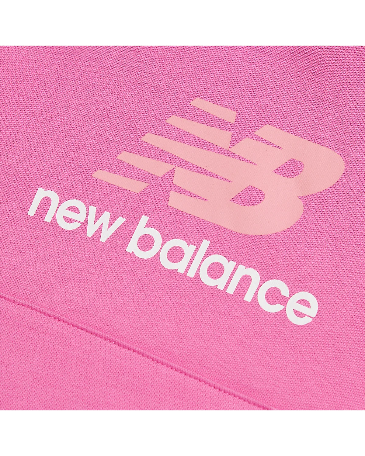Крупный план вышитого логотипа NB и надписи new balance на груди худи.