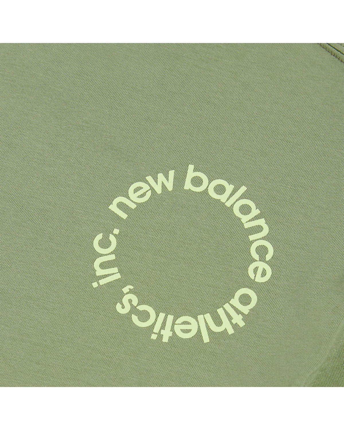Крупный план светлого кругового принта с логотипом New Balance на спине.