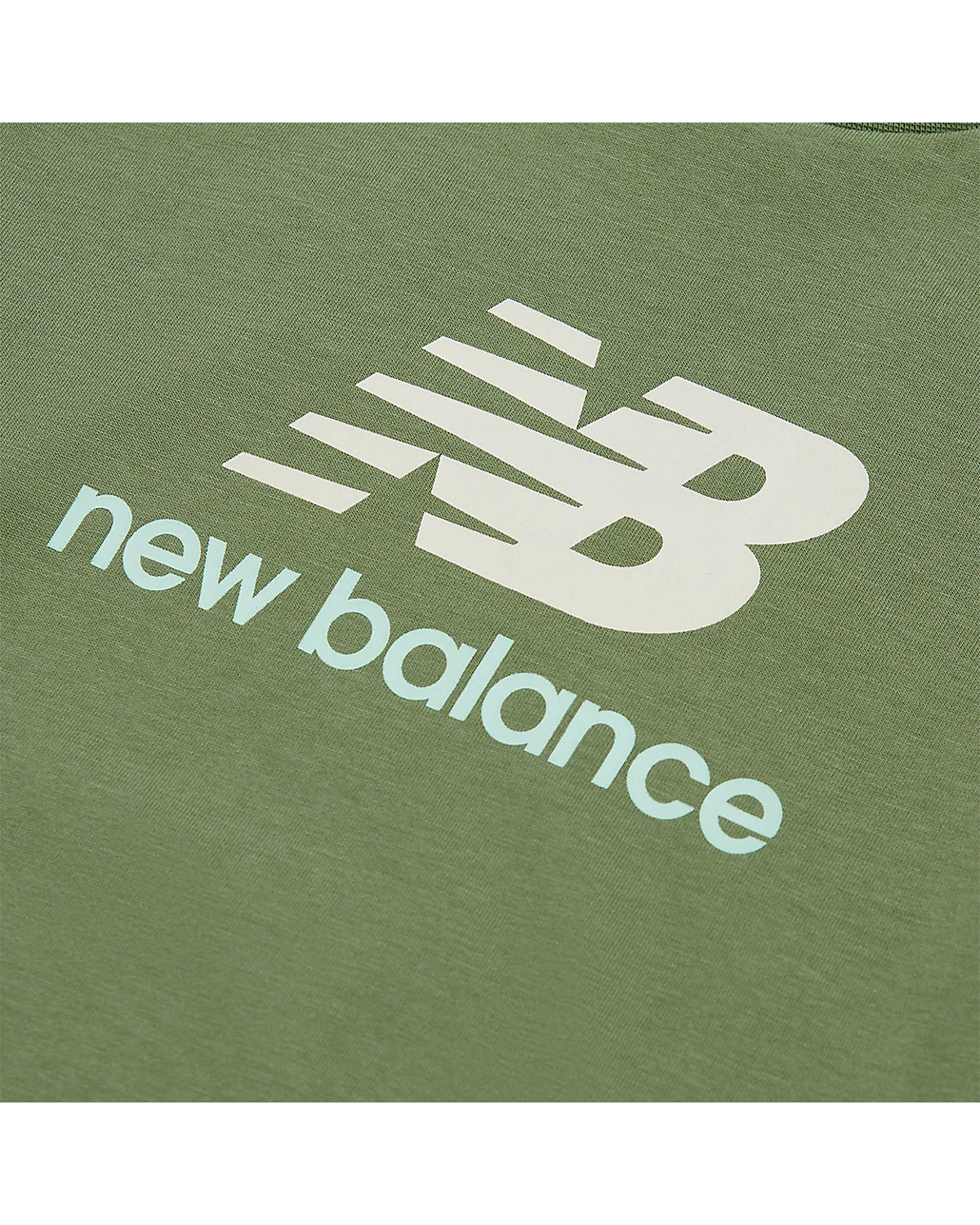 Крупный план светлого логотипа NB и надписи new balance на груди.