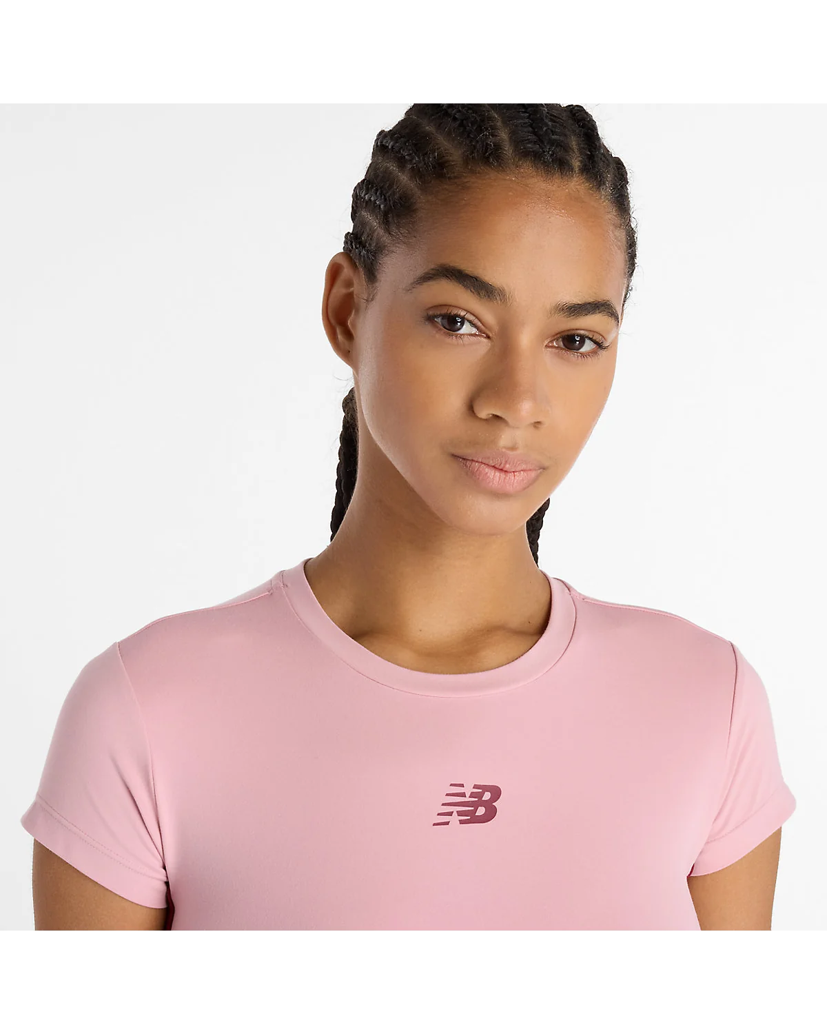 Розовый облегающий топ New Balance NB Harmony Fitted T-Shirt на модели спереди.