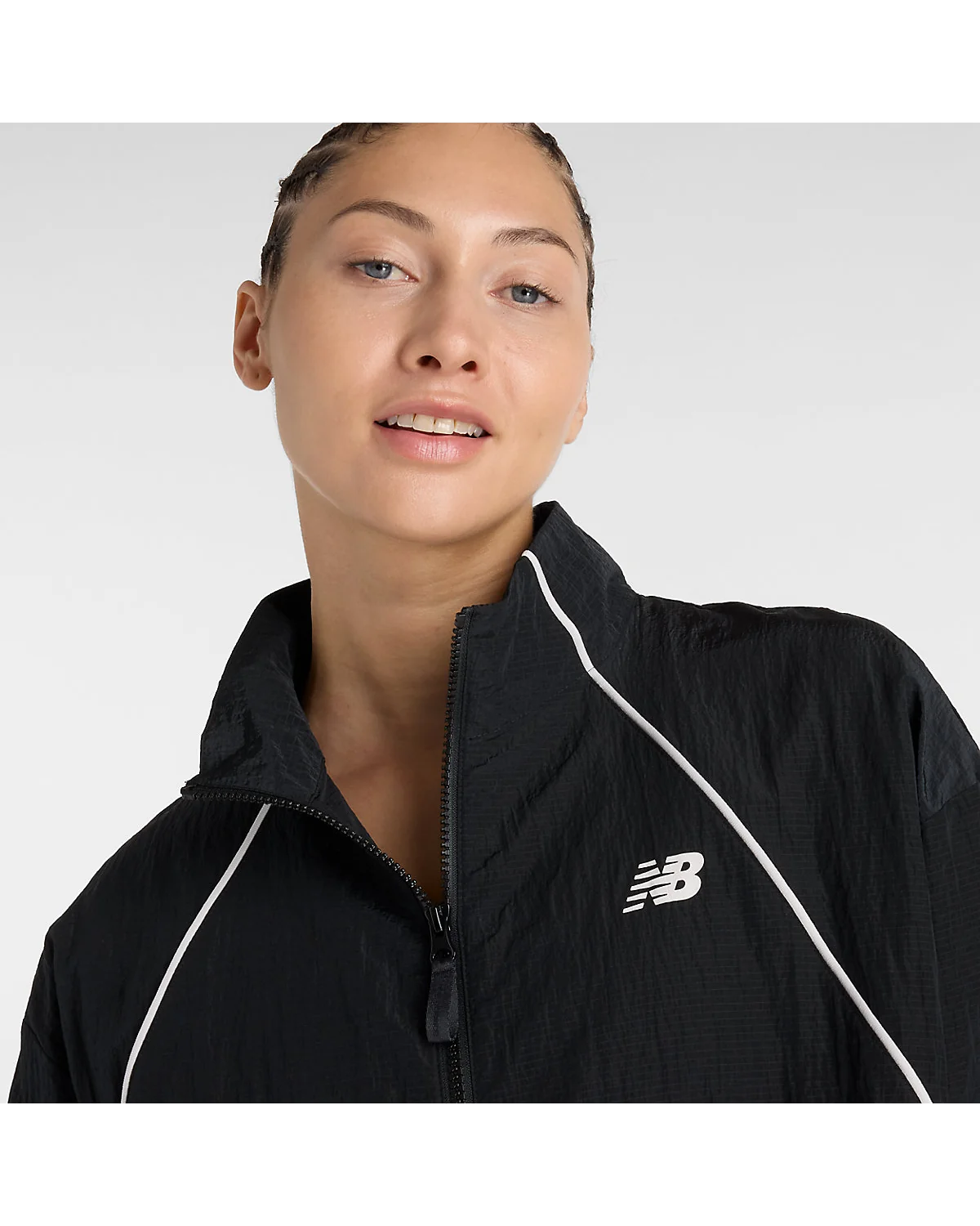 Чёрная спортивная куртка New Balance Sport Legacy Jacket на модели спереди.