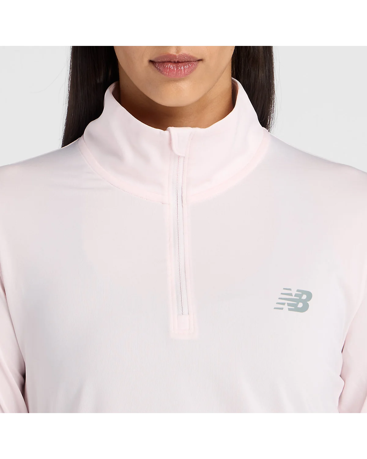 Крупный план молнии и логотипа розовой кофты New Balance.