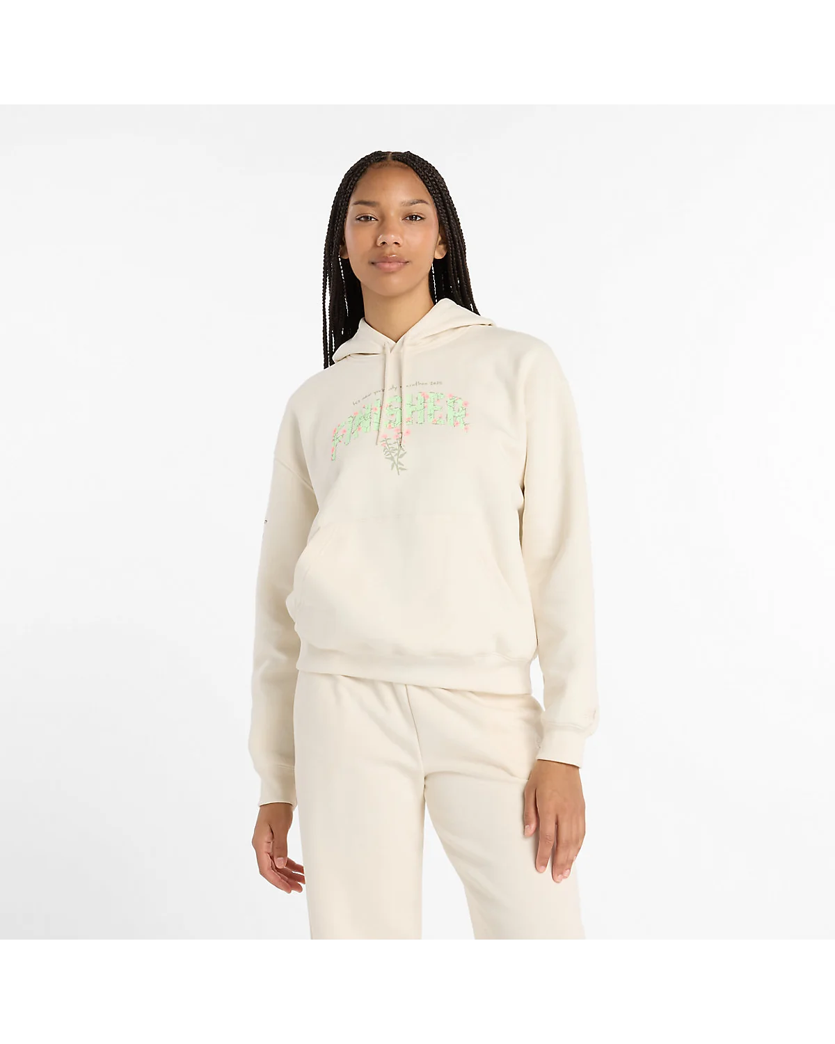 Бежевое худи New Balance NYC Marathon Finisher Fleece с принтом, вид спереди.