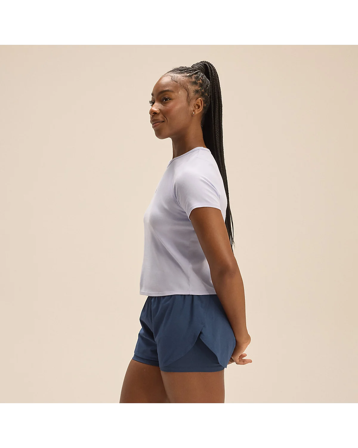 Крупный план разноцветного принта спортивного топа New Balance.