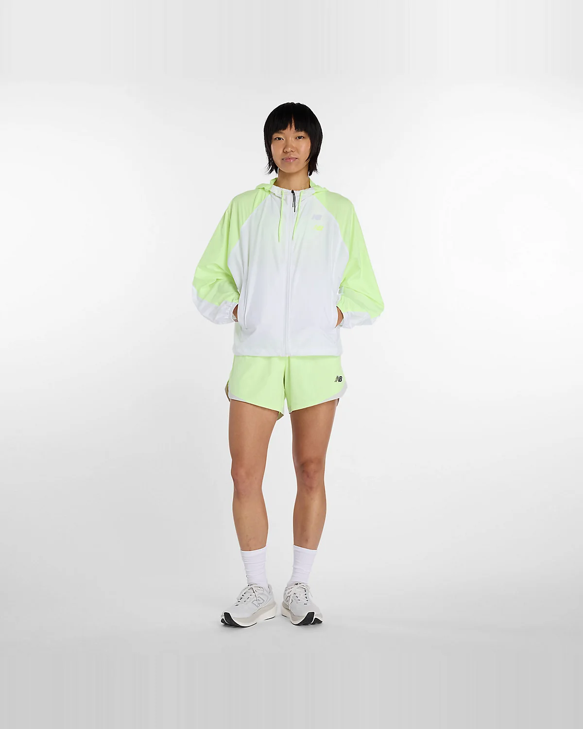 Беговые шорты New Balance салатового с серым цвета, вид сбоку.