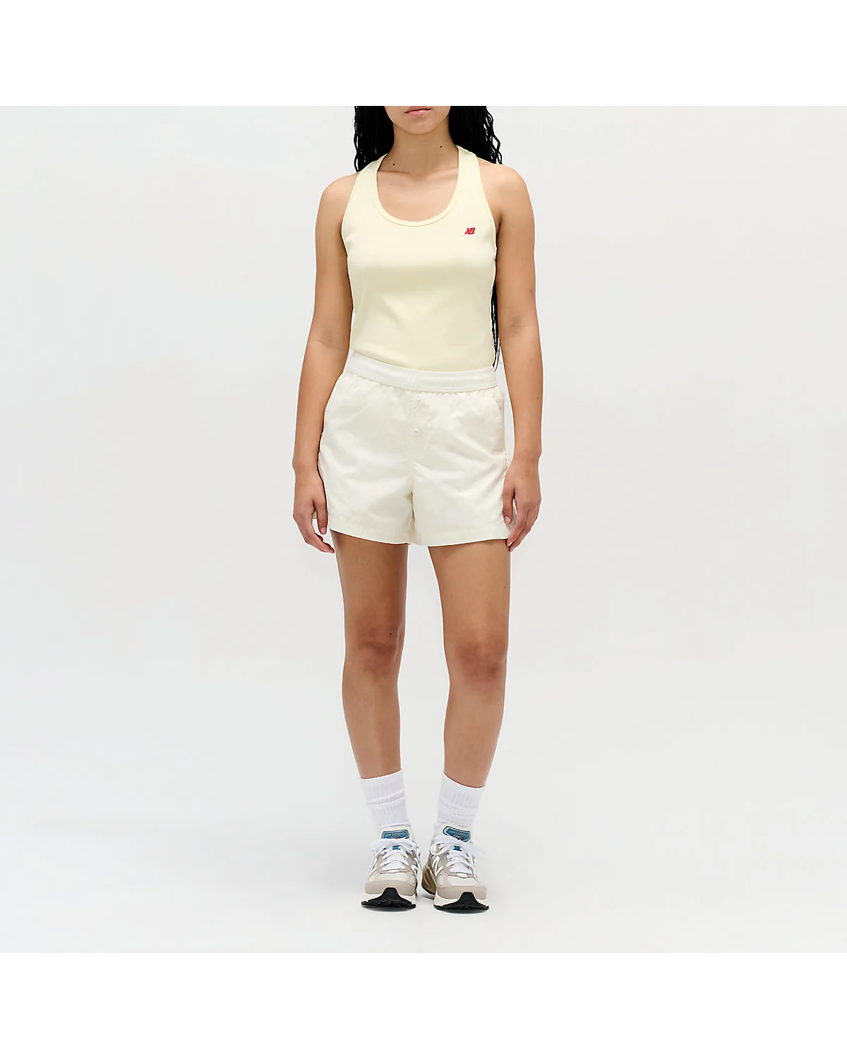 Белые нейлоновые шорты New Balance, вид спереди.