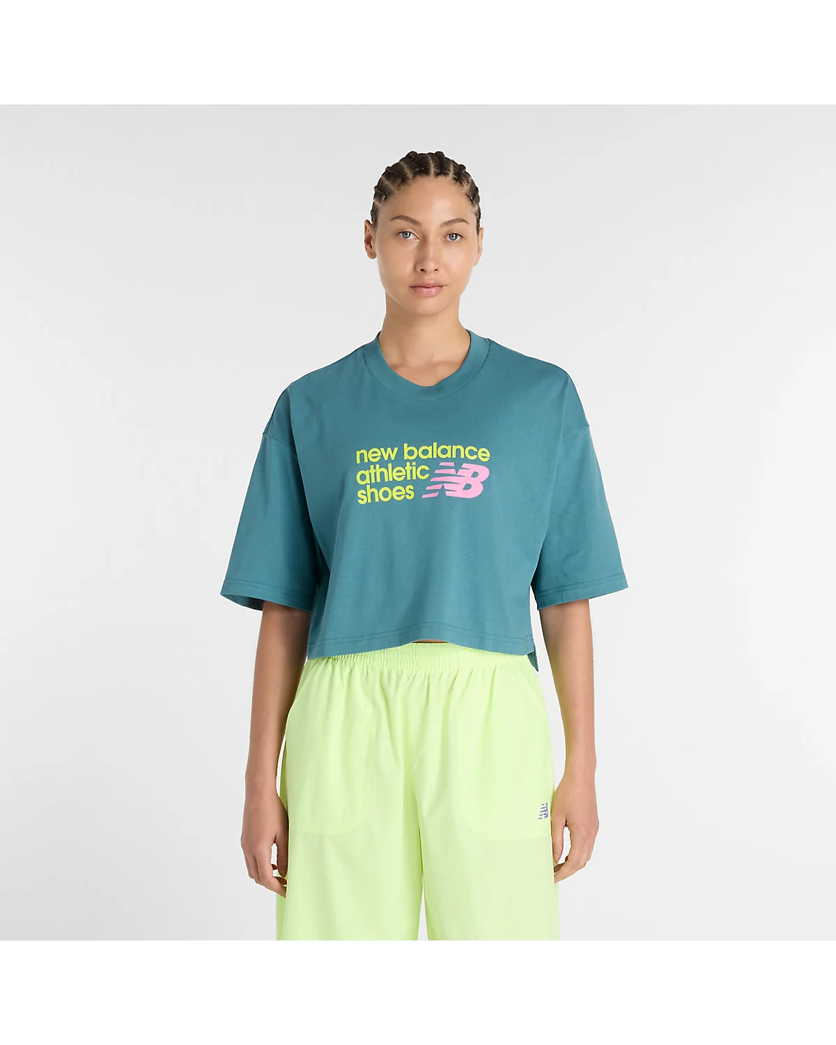 Укороченная бирюзовая футболка New Balance Athletics с логотипом, вид спереди.