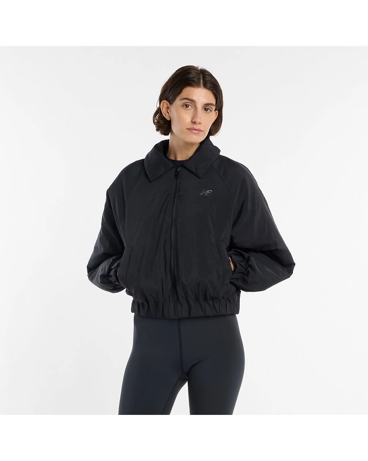 Чёрная куртка-бомбер New Balance Woven на молнии, вид спереди.