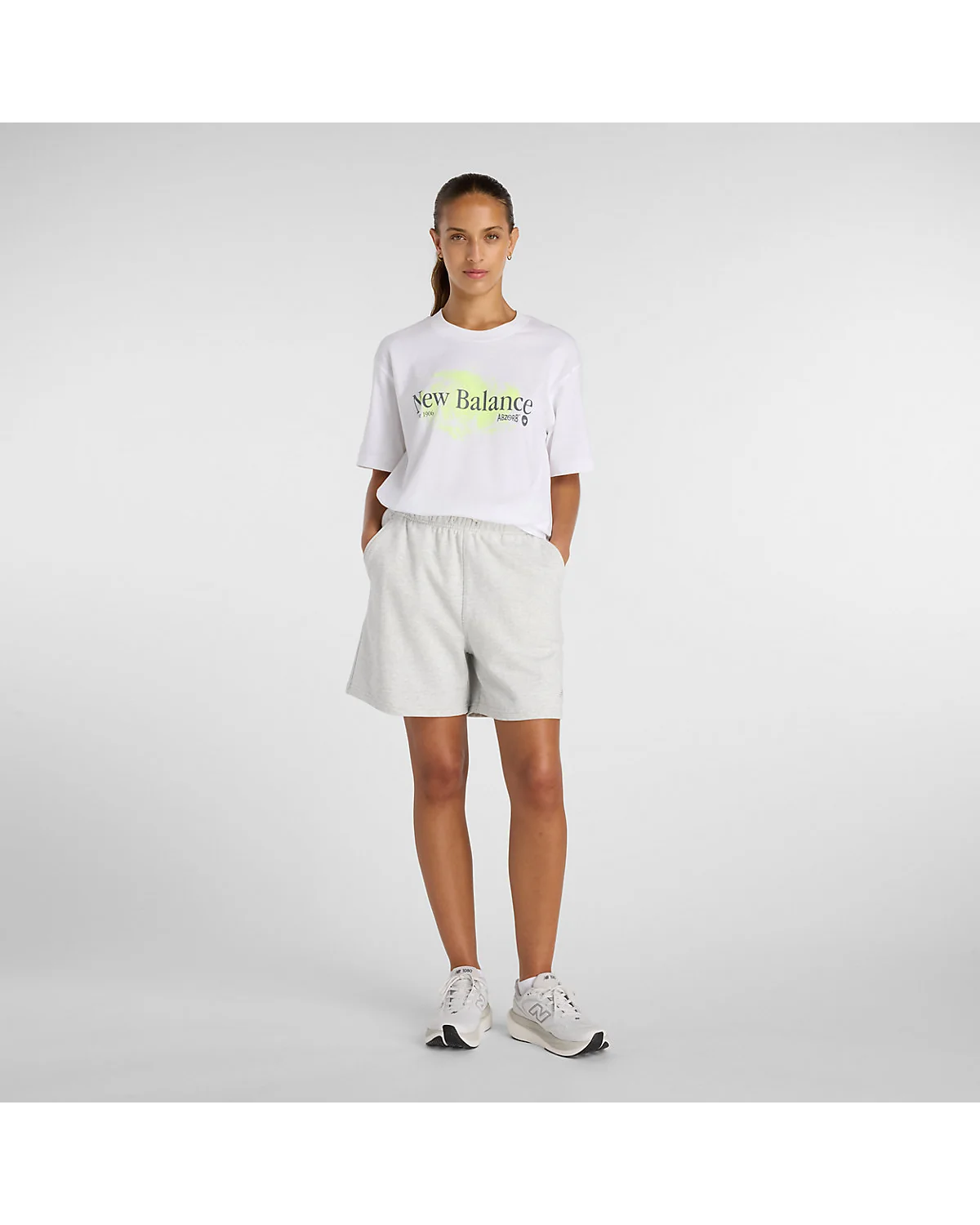 Белая футболка New Balance Вортекс, полный вид на модели.