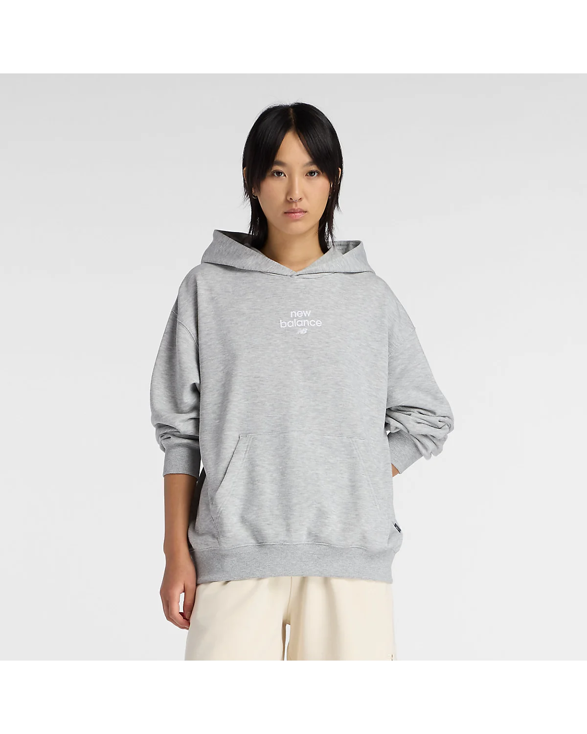 Серое худи New Balance Butterfly с капюшоном, вид спереди.