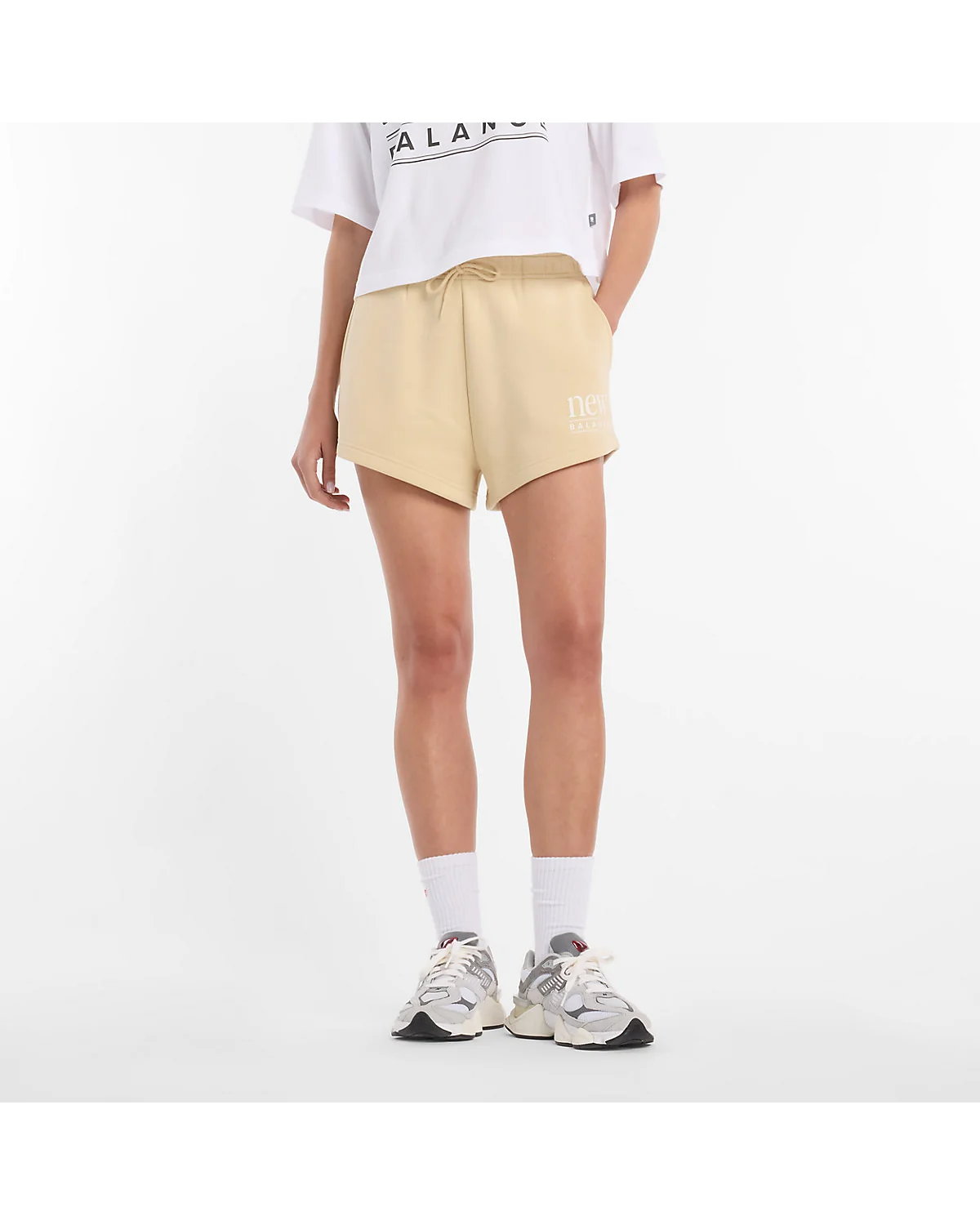 Бежевые флисовые шорты New Balance Reimagined Fleece, вид спереди.