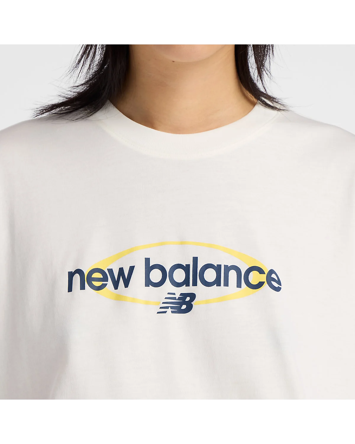 Крупный план разноцветного логотипа New Balance с жёлтым акцентом.