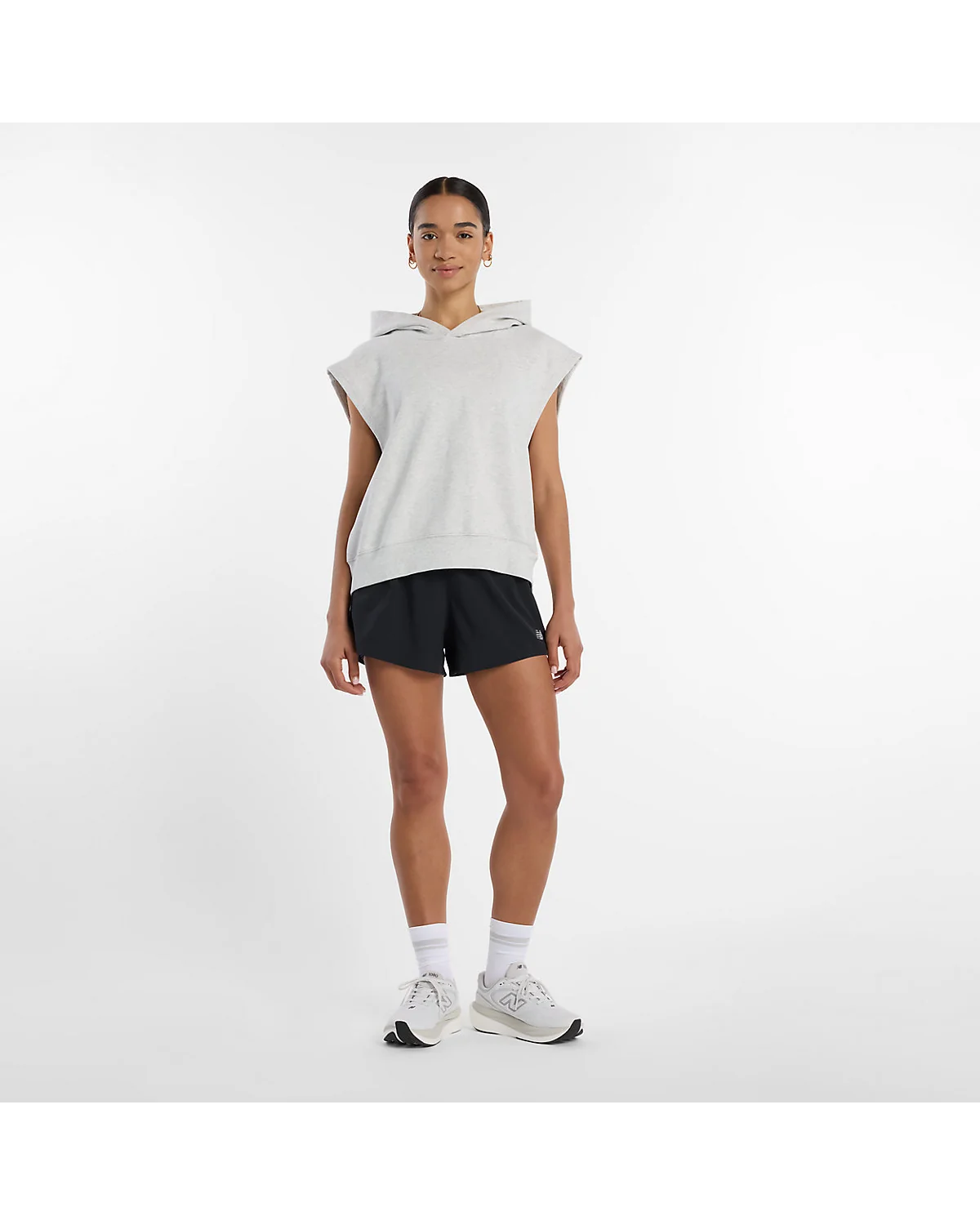 Пепельное худи New Balance без рукавов, вид со спины на модели.