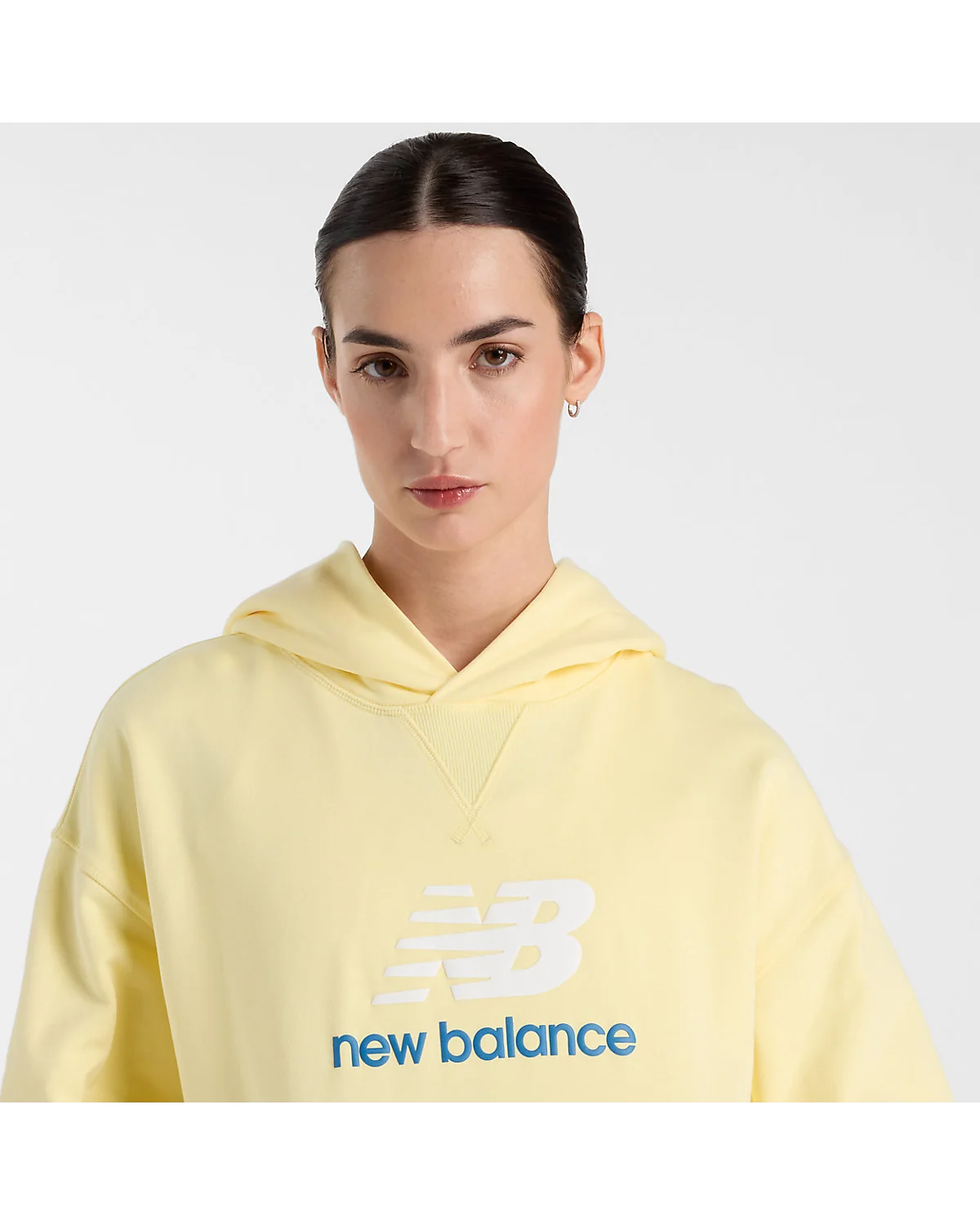 Жёлтая толстовка New Balance, вид со спины в полный рост на модели.