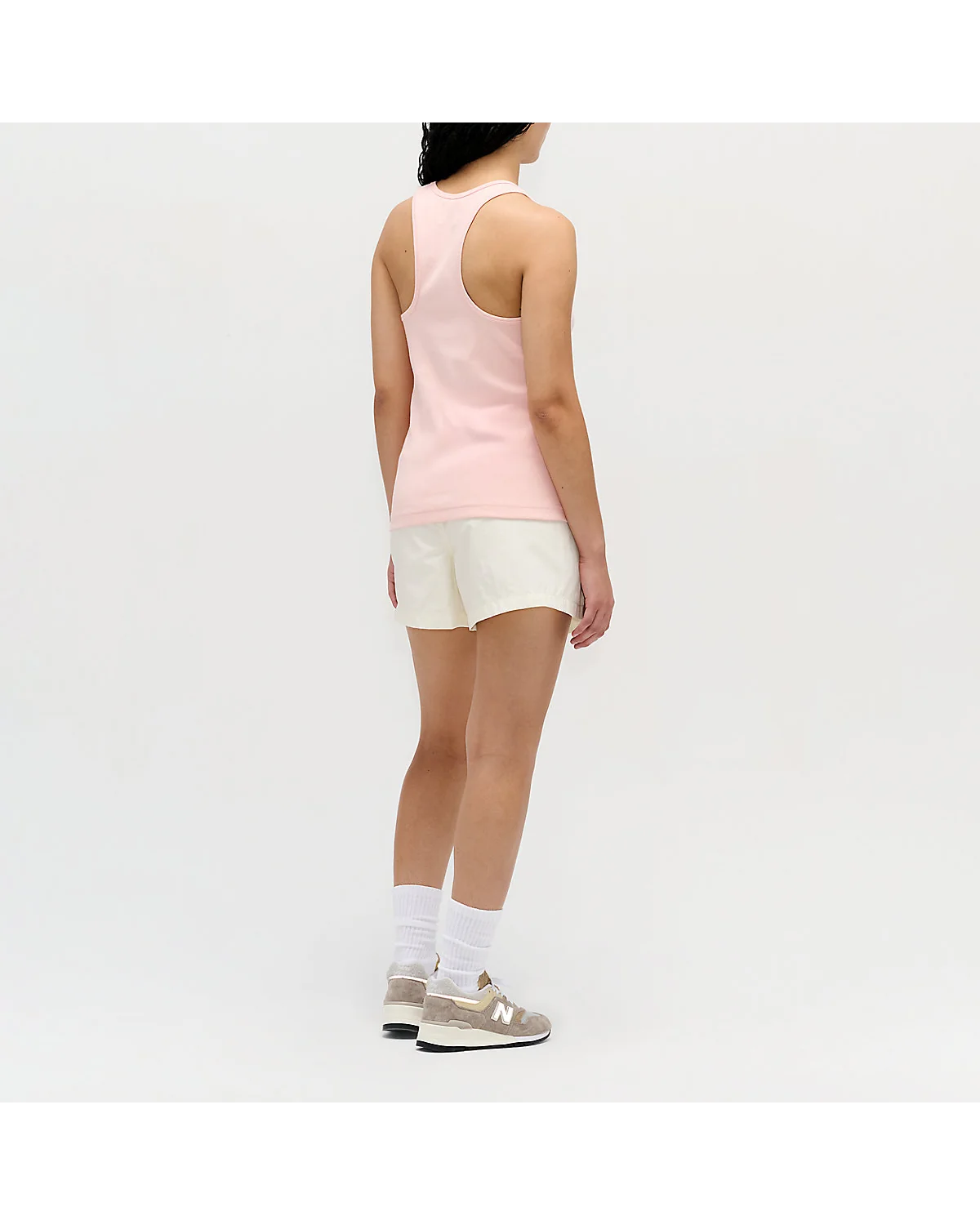 Розовая майка New Balance, вид со спины на модели.