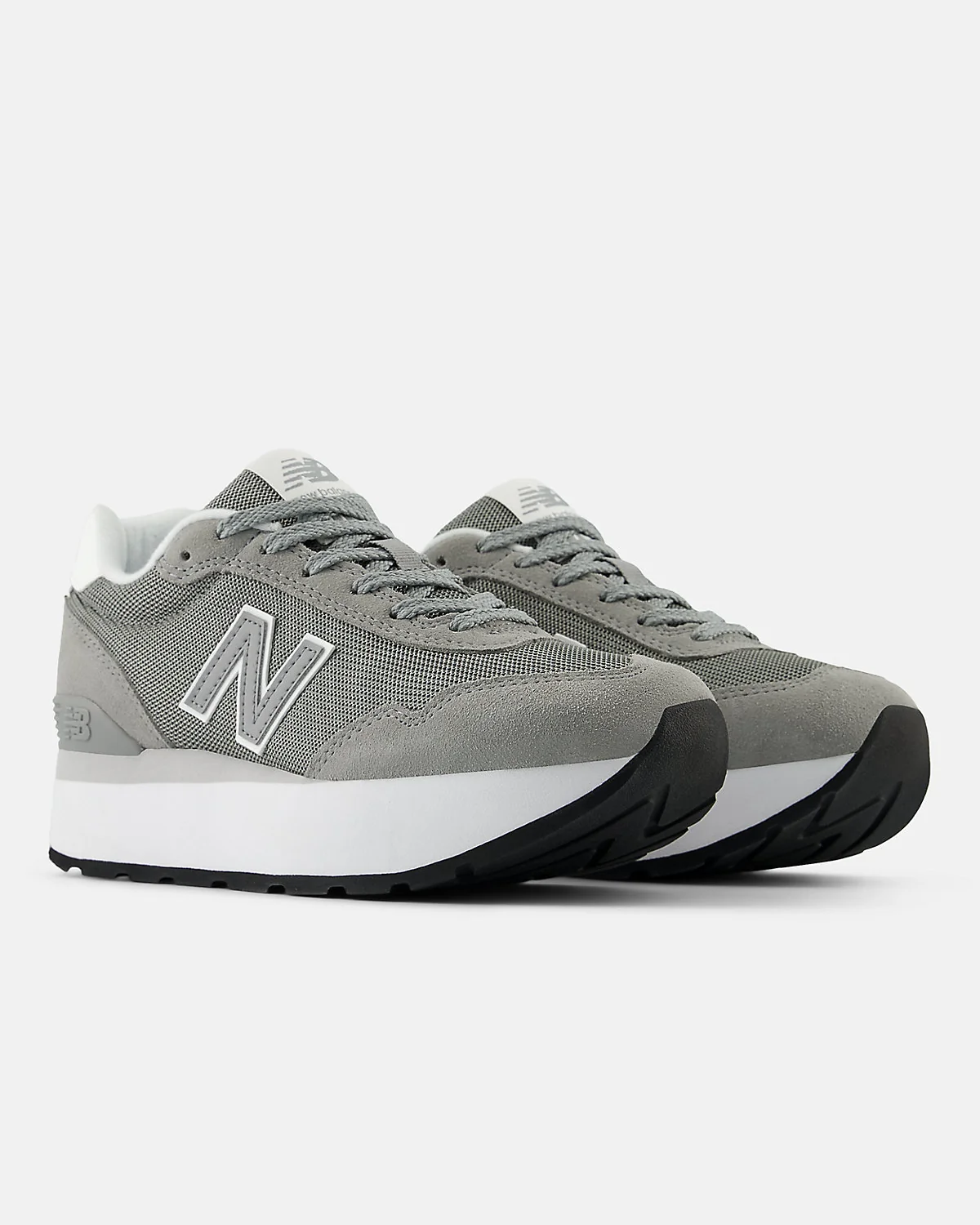 Кроссовки New Balance 515H, вид под углом с массивной подошвой.