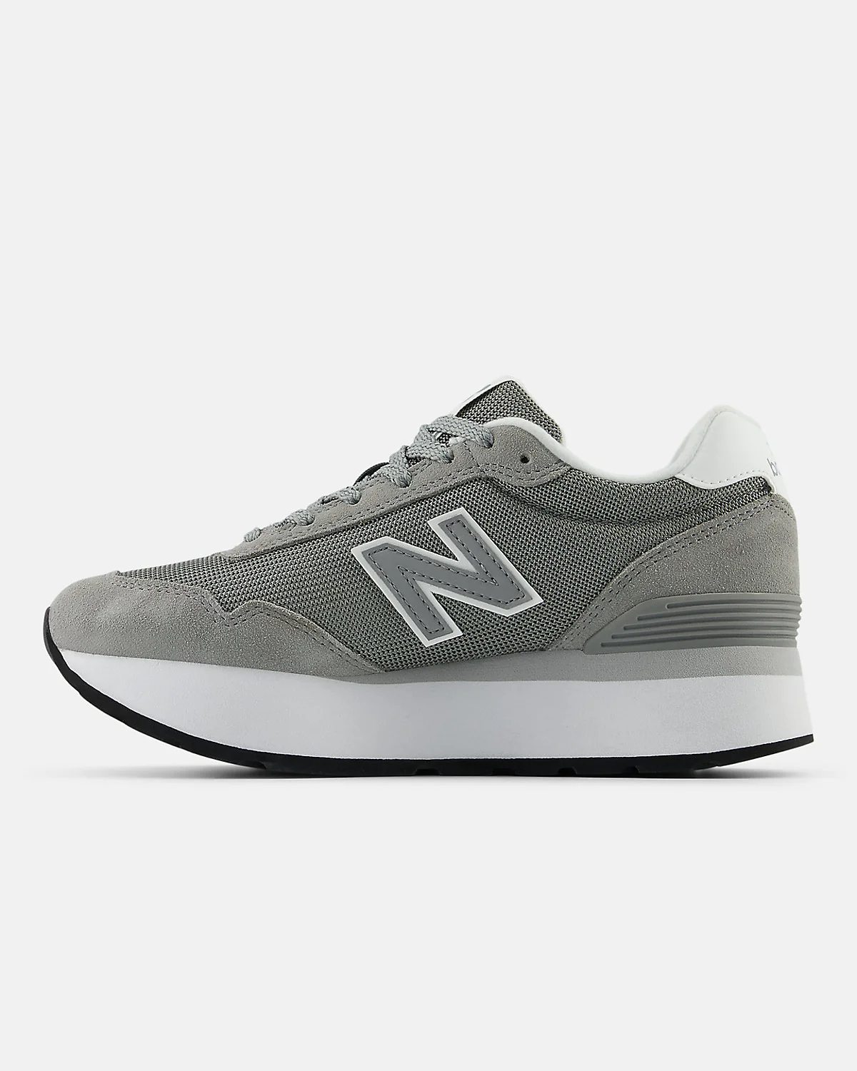 Деталь подошвы и боковой части кроссовок New Balance 515H из замши и сетки.