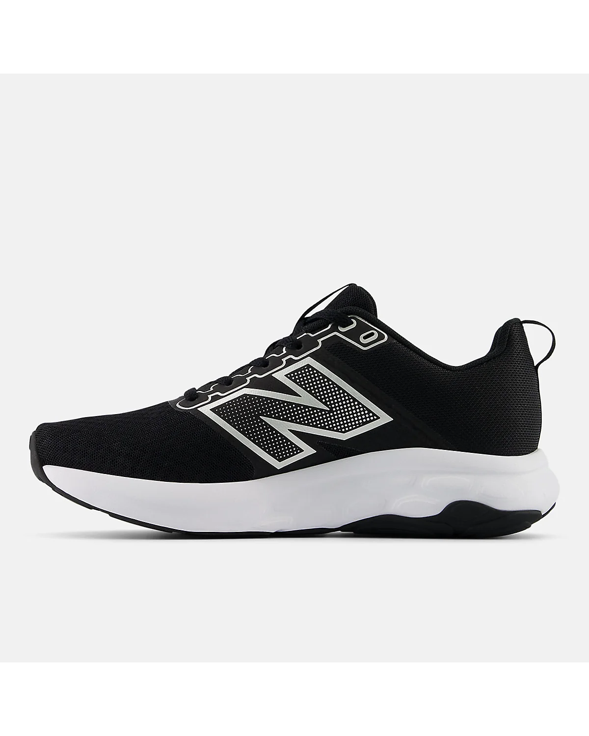 Вид сзади чёрных кроссовок New Balance 460v4.