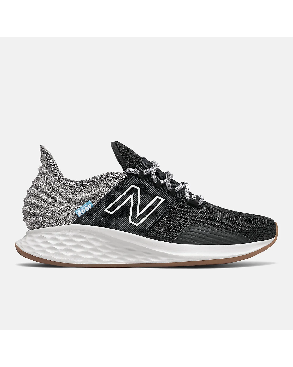 Чёрные кроссовки New Balance Fresh Foam Roav со светло-серым воротником, вид сбоку.