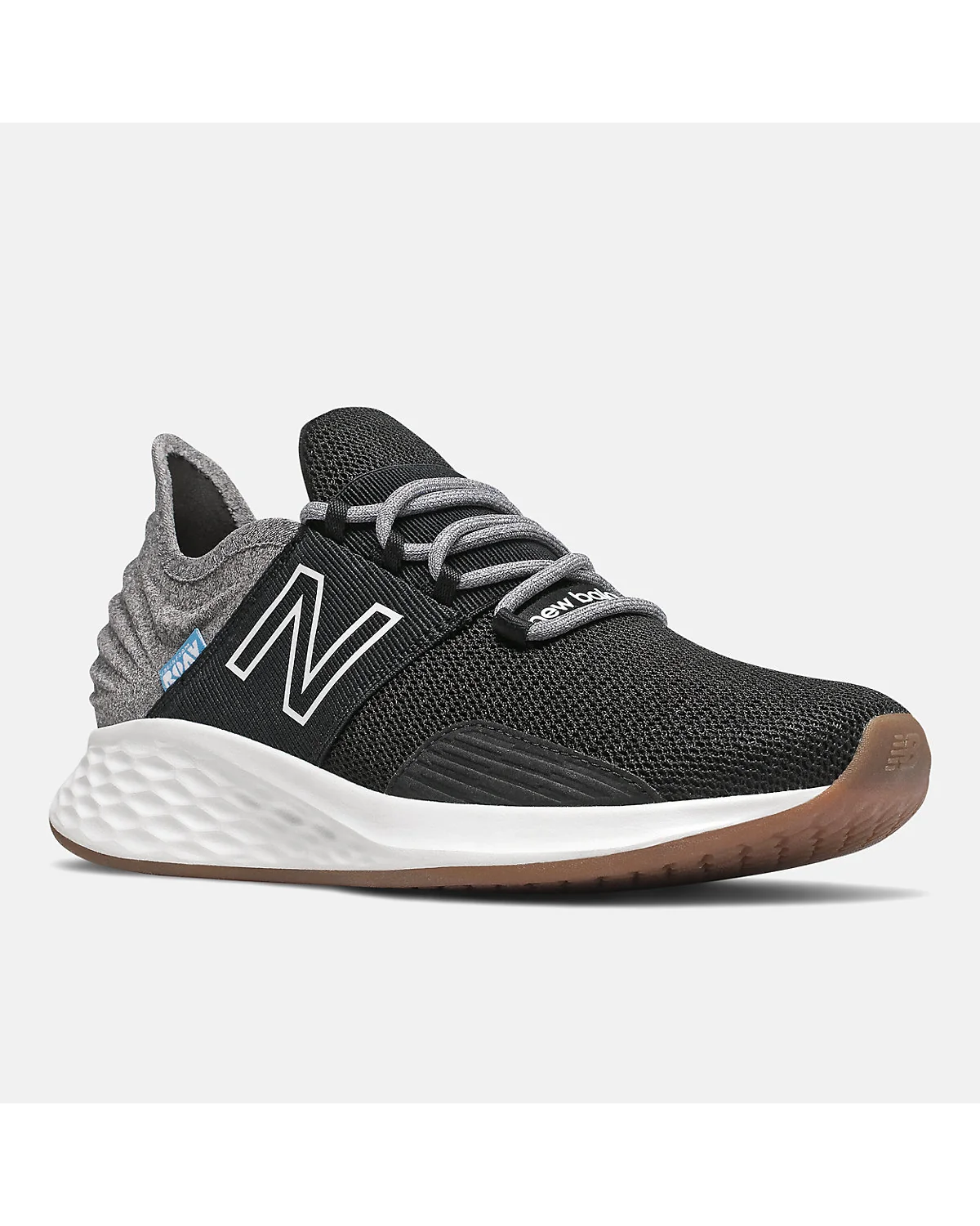 Кроссовки New Balance Fresh Foam Roav чёрного цвета под иным ракурсом.