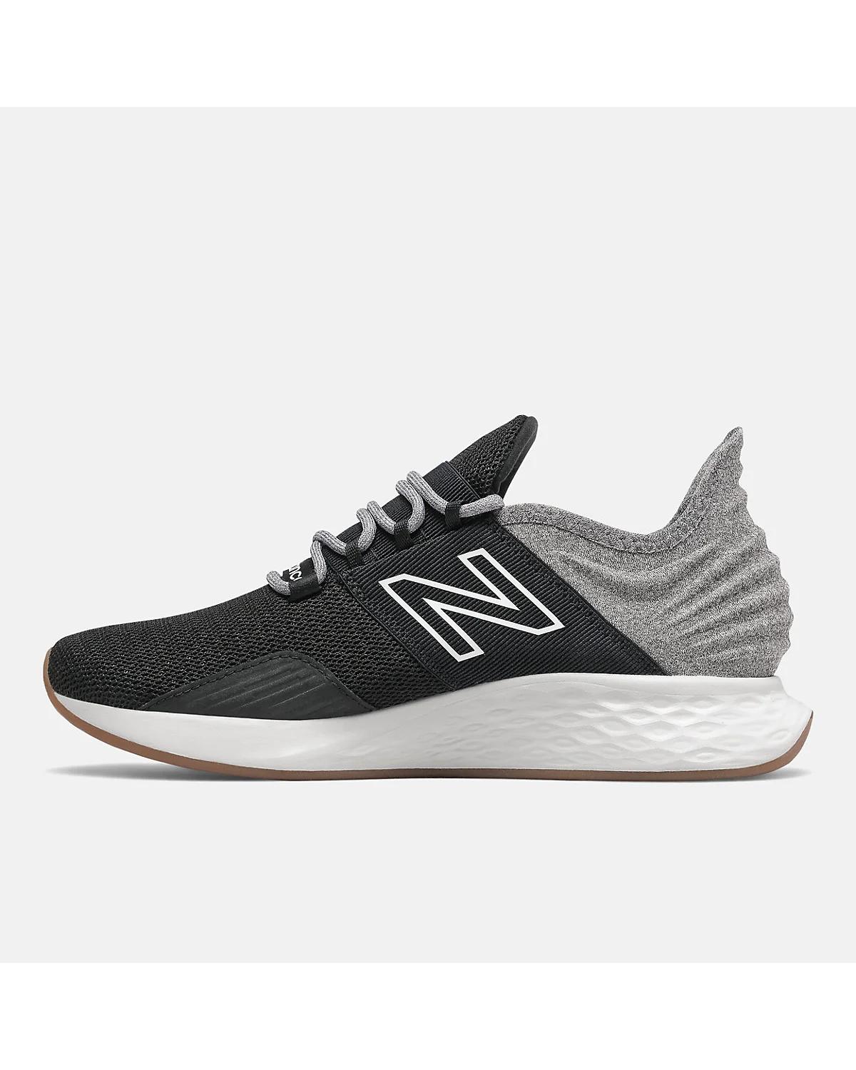 Вид сзади чёрных кроссовок New Balance Fresh Foam Roav.