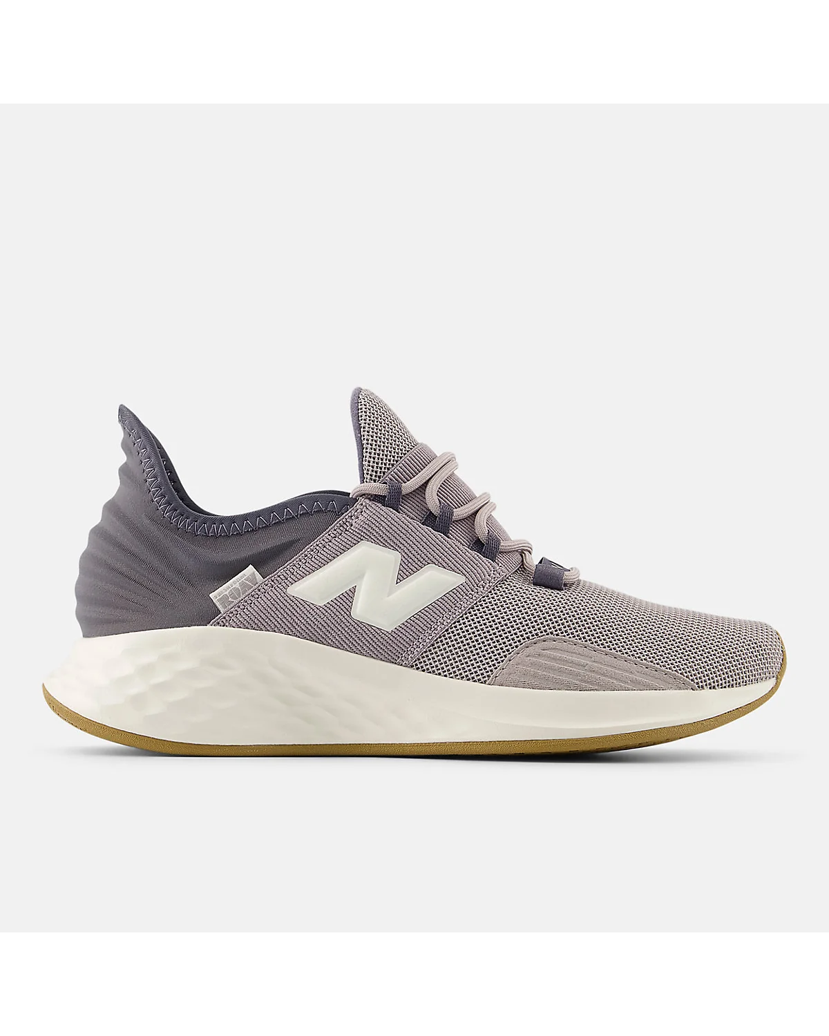 Серо-бежевые кроссовки New Balance Fresh Foam Roav с вязаным воротником, вид сбоку.