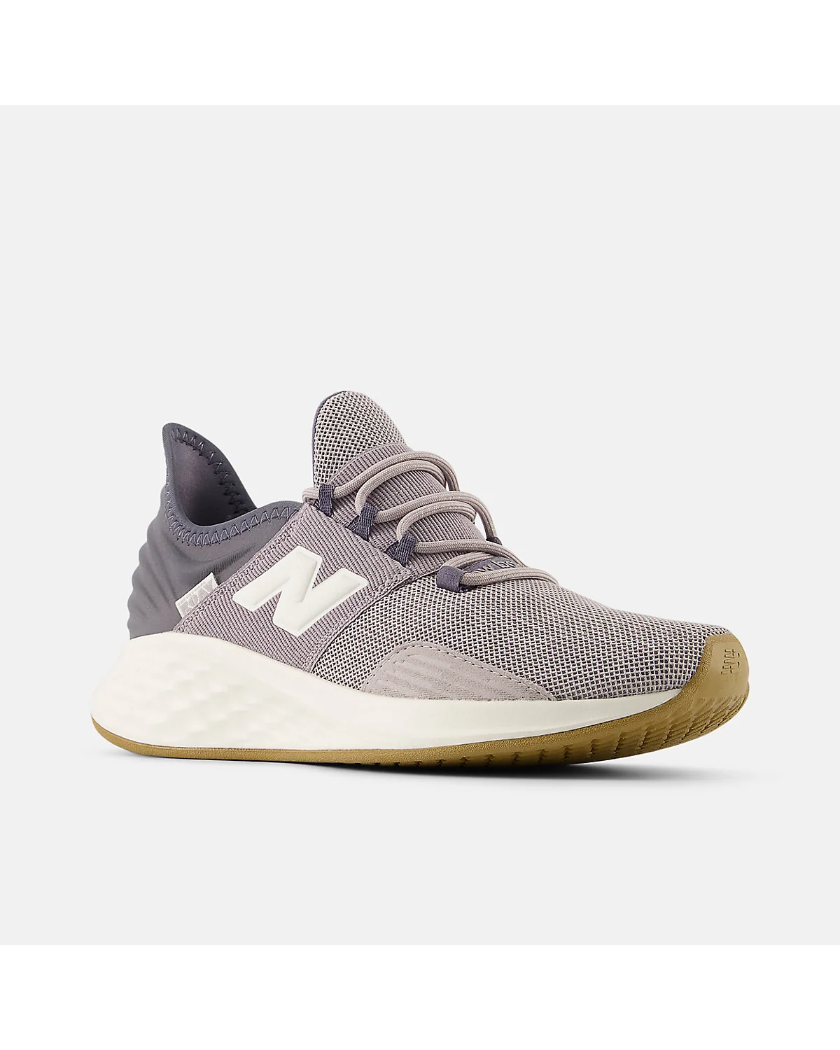 Кроссовки New Balance Fresh Foam Roav серо-бежевого цвета под иным углом.