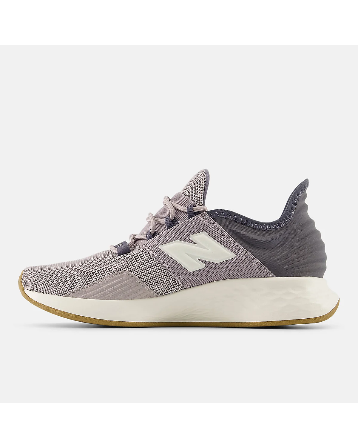 Вид сзади серо-бежевых кроссовок New Balance Fresh Foam Roav.