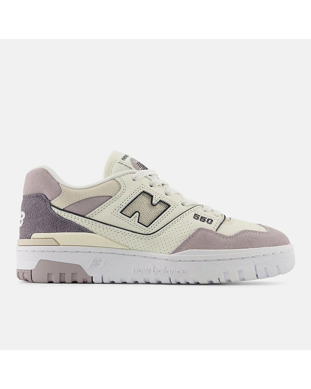 Бело-серые кроссовки New Balance 550 из кожи и замши, вид сбоку.