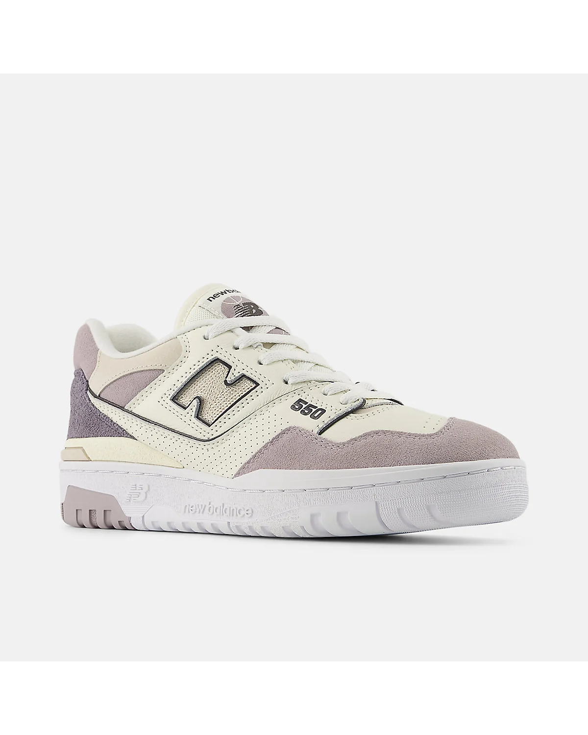 Кроссовки New Balance 550 белого цвета под другим углом.