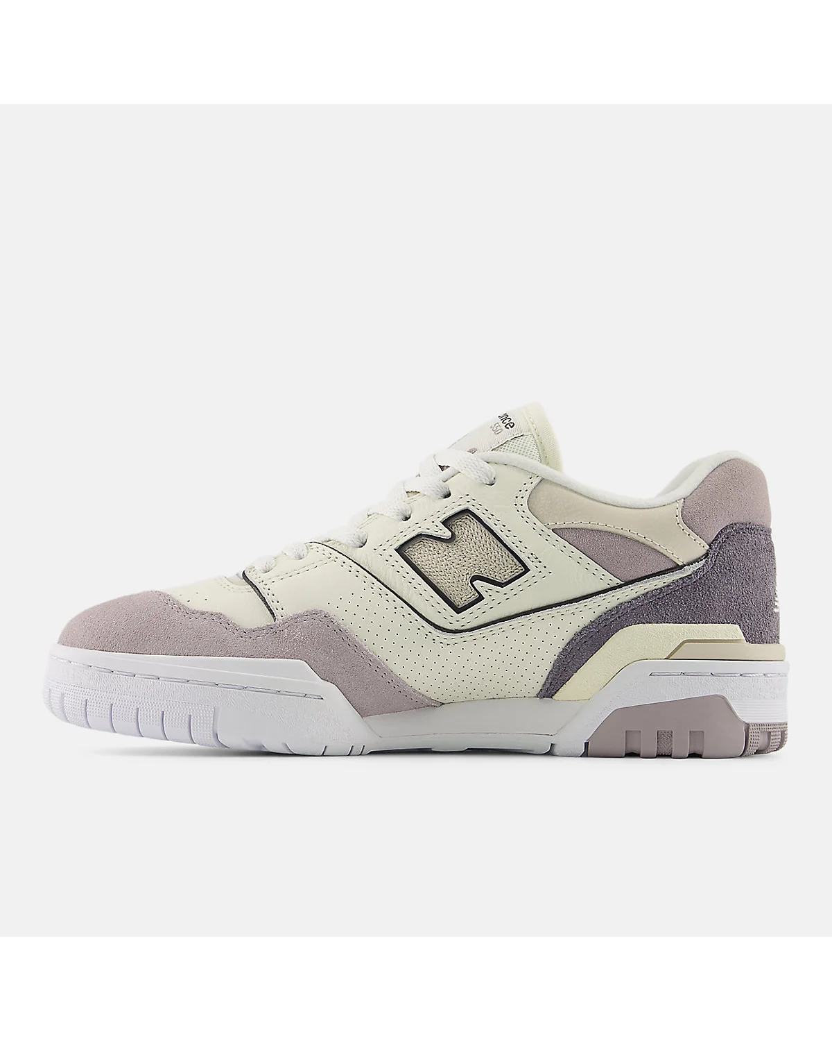 Вид сзади бело-серых кроссовок New Balance 550.