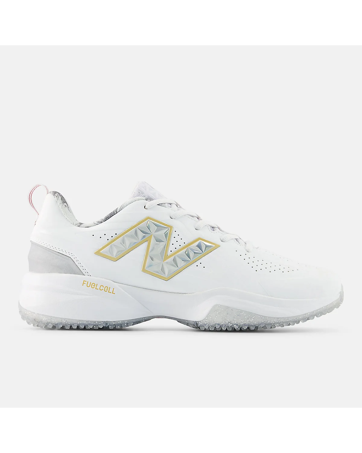 Белые софтбольные кроссовки New Balance Fuse v5 с золотистым логотипом, вид сбоку.